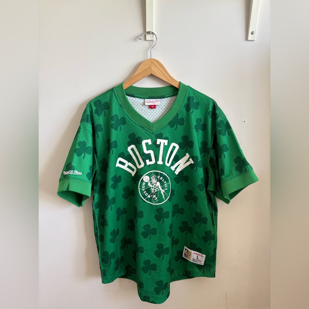 NBA Wordmark Mesh V-Neck Celtics by Mitchell & Ness Men’s L